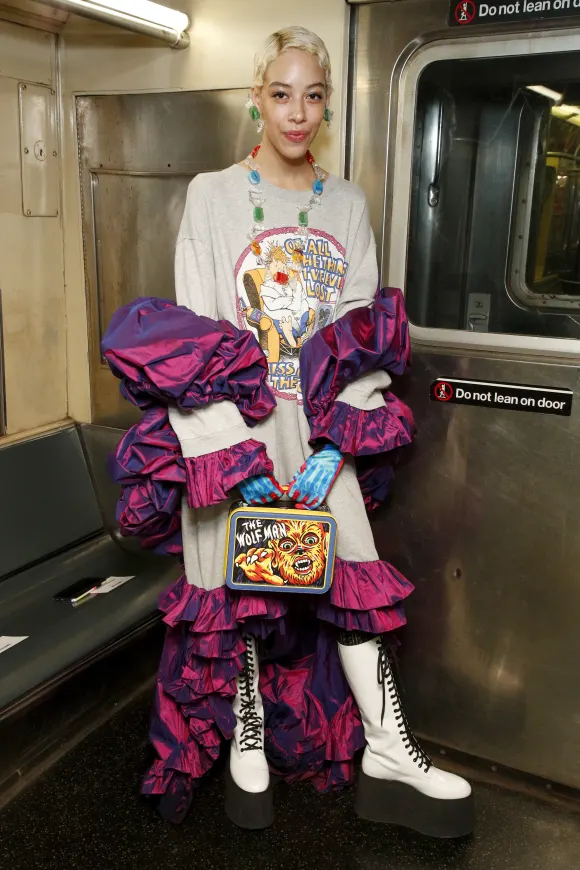 Sebastian Rosemarie besucht die Moschino Prefall 2020 Runway Show.