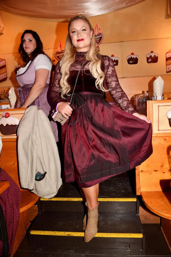 Sophia Thiel auf Cathy Hummels Wiesn Bummel auf dem Oktoberfest 2022