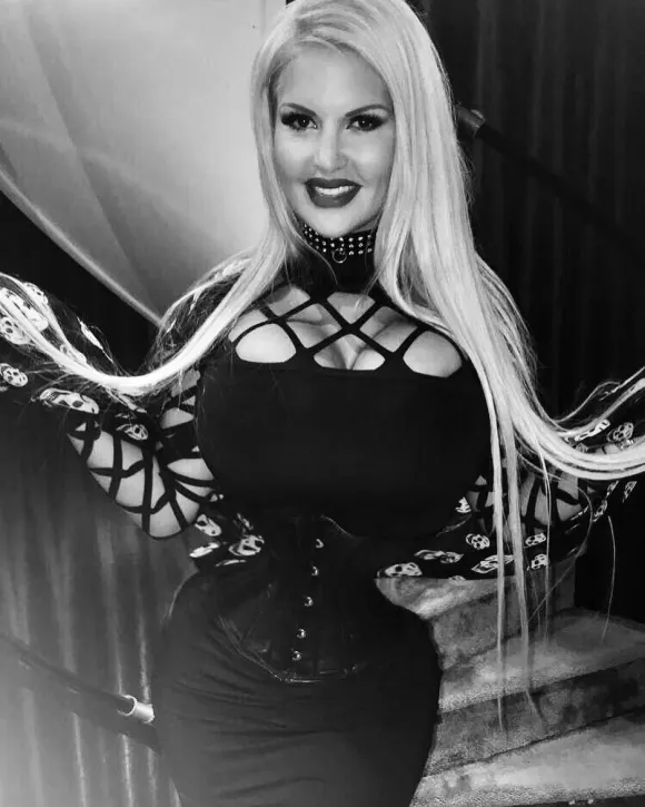 Sophia Vegas zeigt ihre schmale Taille