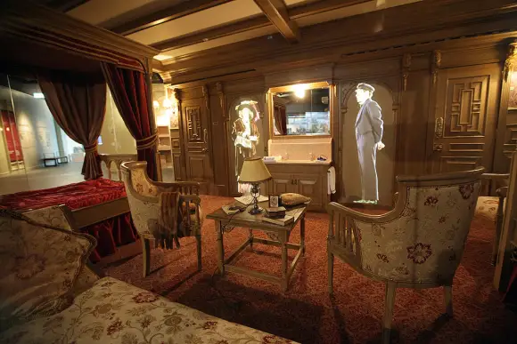 Video projizierte Menschen in einem Replikat einer Erste-Klasse-Suite der Titanic