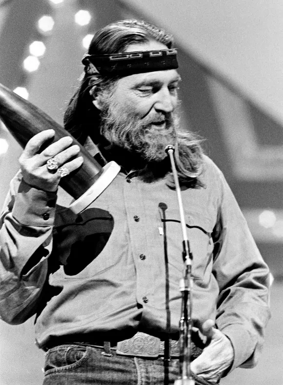 Willie Nelson 1976 nachdem er den Vocal Duo of the Year Award gewonnen hat