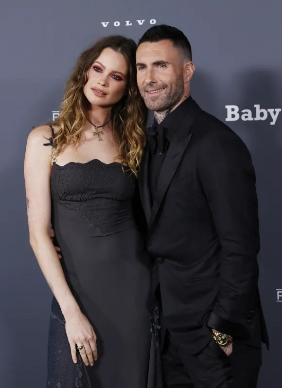 Adam Levine und Behati Prinsloo Arm in Arm auf einer Veranstaltung 2021
