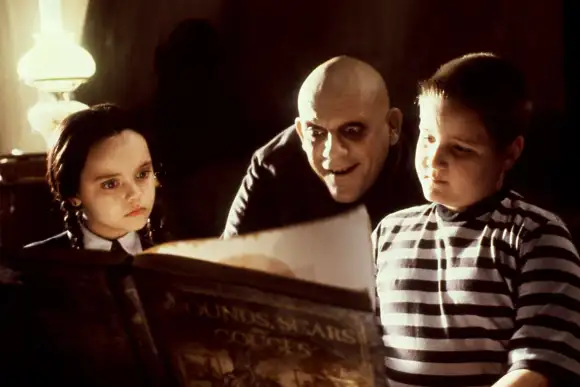 Christina Ricci, Christopher Lloyd und Jimmy Workman in "Die Addams Family"