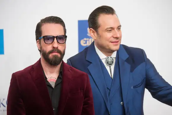 The BossHoss: Alec Völkel und Sascha Vollmer auf dem roten Teppich der Verleihung der Goldenen Kamera