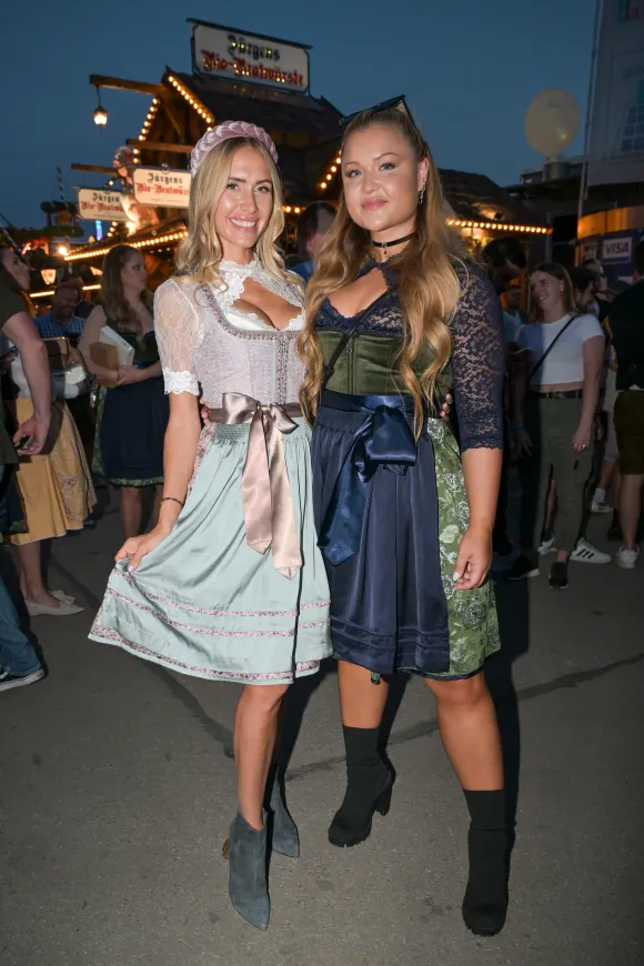 Alena Gerber und Sophia Thiel auf dem Oktoberfest 2023