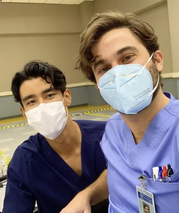 Alex Landi und Jake Borelli machen gemeinsam ein Selfie hinter den Kulissen von „Greys Anatomy“