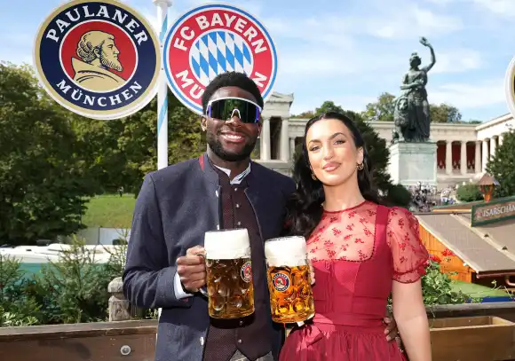 Alphonso Davis mit Begleitung