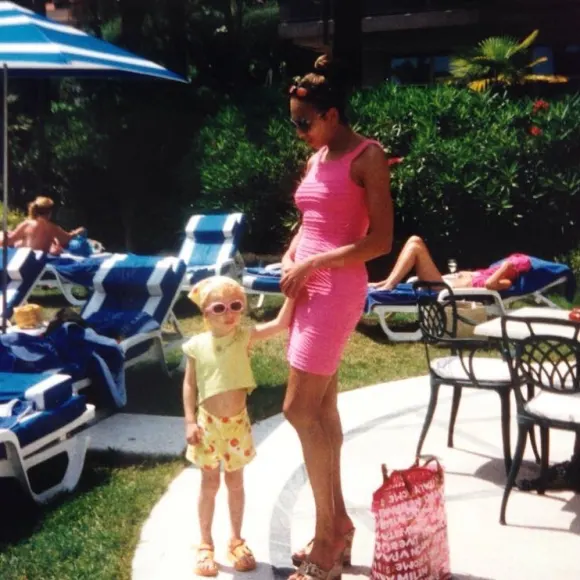 Anna Ermakova als kleines Mädchen neben Mama Angela