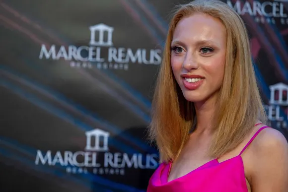 Anna Ermakova in einem pinken Kleid bei einer Veranstaltung von Marcel Remus im Juni 2022