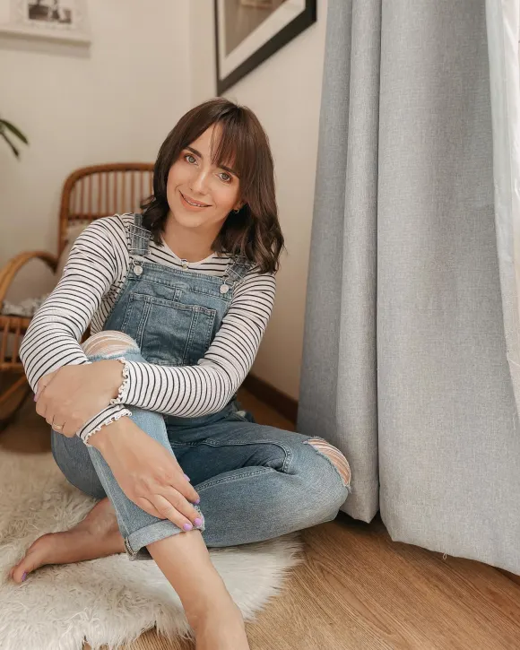 Anna Heiser posiert für ein Instagram-Foto schwanger in einem Jeans-Overall