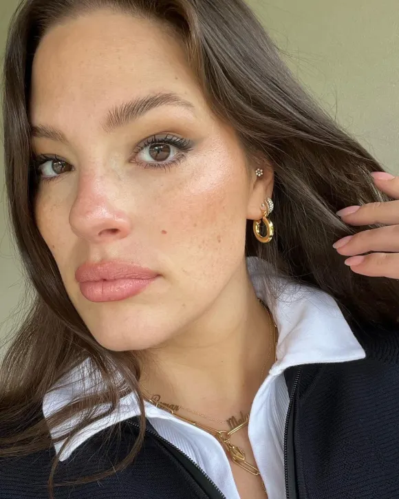 Ashley Graham zeigt ihre Sommersprossen