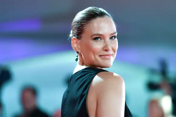 Bar Refaeli wirft ihren Blick über die Schulter bei den Filmfestspielen in Venedig 2019