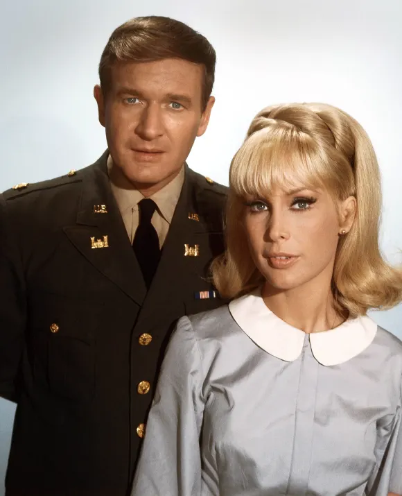 Bill Daily und Barbara Eden in „Bezaubernde Jeannie“