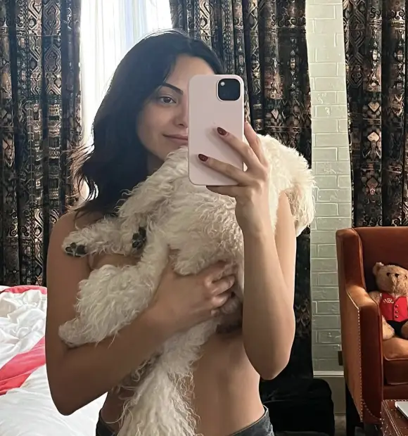 Camila Mendes hund
