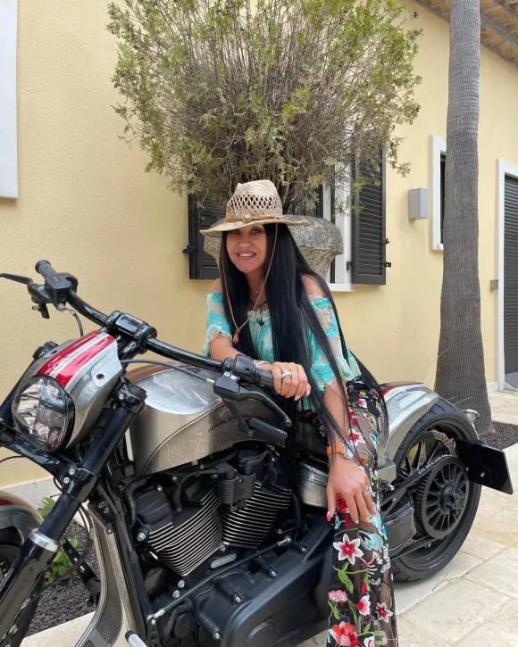 Carmen Geiss mit schwarzen Haaren auf Instagram