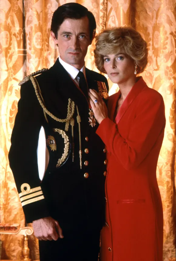 Roger Rees und Catherin Oxenberg in "Charles und Diana: Unhappily Ever After"