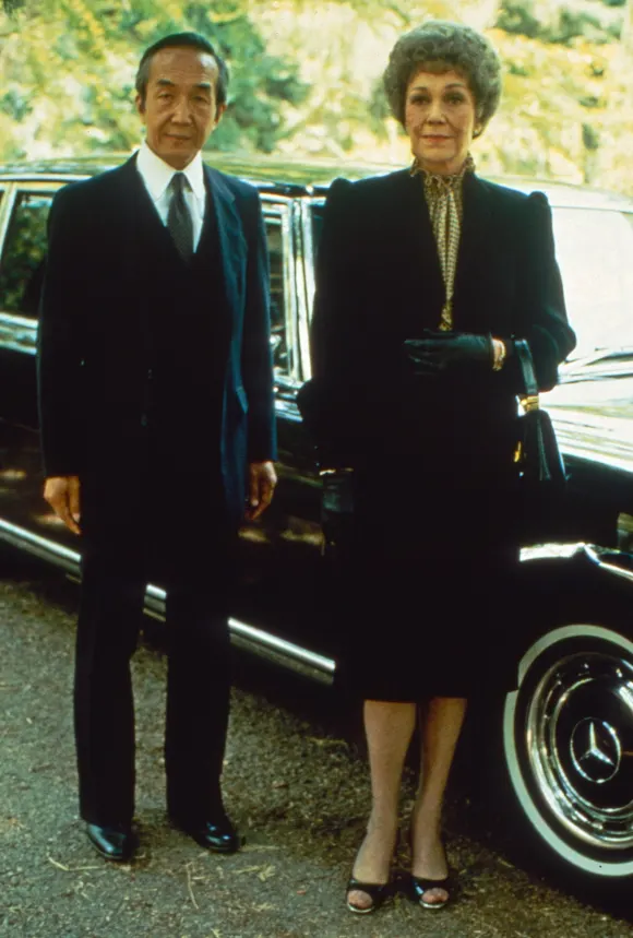 Chao-Li Chi und Jane Wyman in „Falcon Crest“