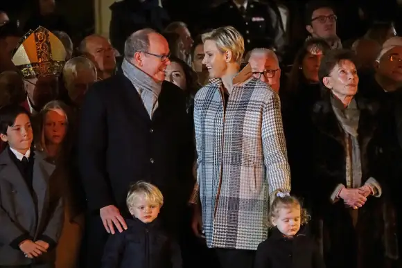 Fürst Albert und Fürstin Charlène tauschen einen vertrauten Blick
