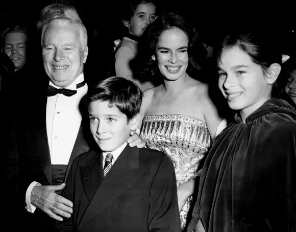 Charlie Cahplin mit seiner Frau Ooana und den Kindern Michael und Geraldine