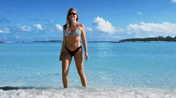 Cheyenne Pahde im Bikini am Traumstrand