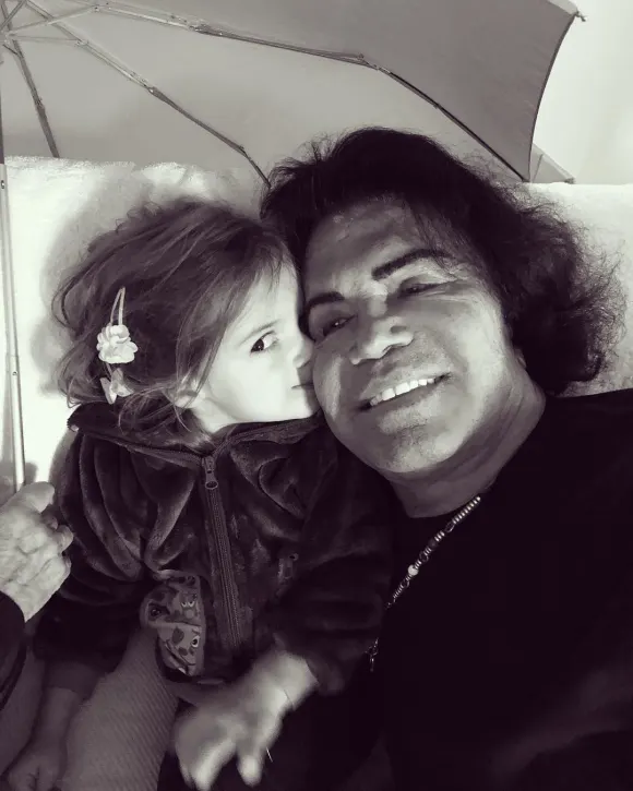 Costa Cordalis, hier mit seiner Enkelin Sophia