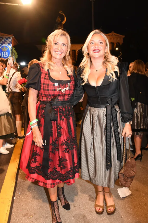 Dagmar Wöhrl und Evelyn Burdecki auf der Wiesn 2024
