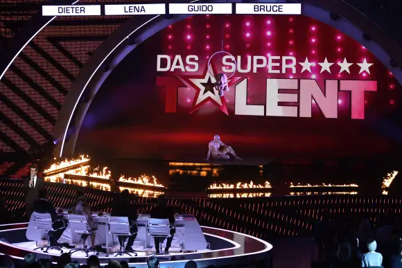Der Auftritt „La Vision“ on Partner während der ersten live Show von „Das Supertalent“ am 30. November 2013