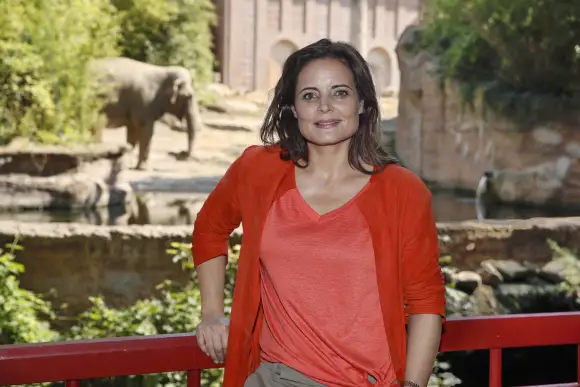 Schauspielerin Elisabeth Lanz bei einem Fototermin für die Serie „Tierärztin Dr. Mertens“ im Leipziger Zoo 2018