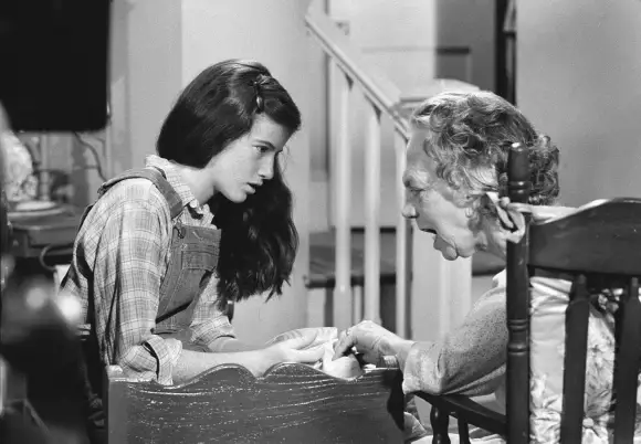 „Elizabeth Walton“ und „Esther Walton“