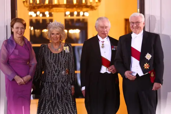 Elke Büdenbender, Königin Camilla, König Charles III. und Frank-Walter Steinmeier beim Staatsbankett