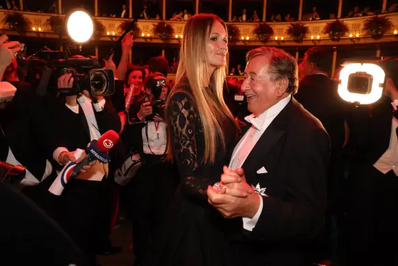 Elle MacPherson und Richard Lugner tanzen auf dem Wiener Opernball