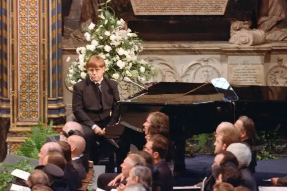 Elton John bei der Beerdigung von Lady Diana 1997