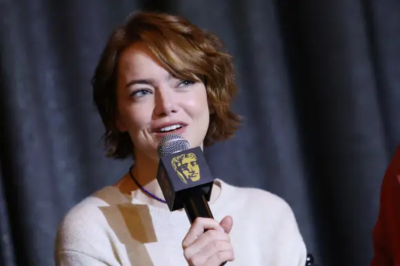 Emma Stone in einem freizügigen Look in Paris