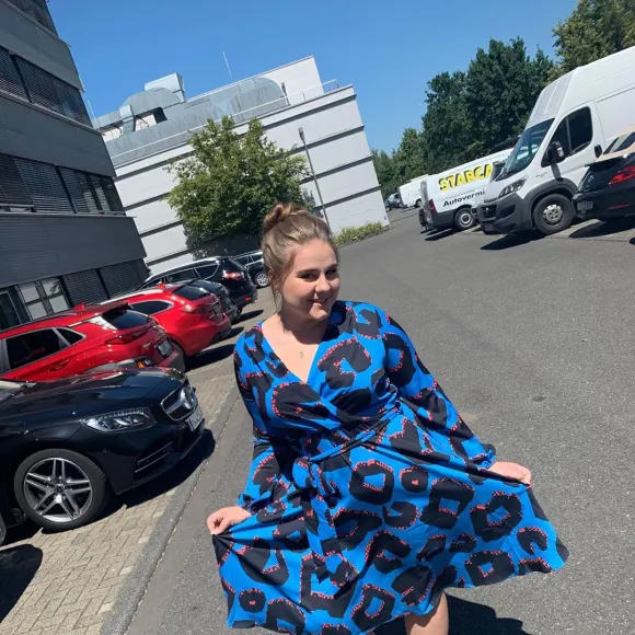 Estefania Wollny zeigt sich in einem luftigen Sommerkleid