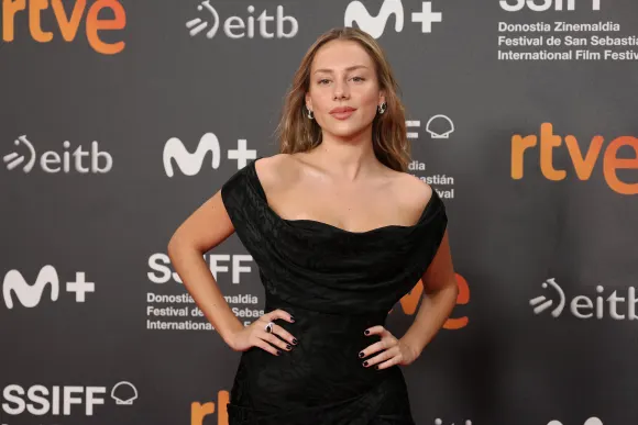 ester expósito look outfit