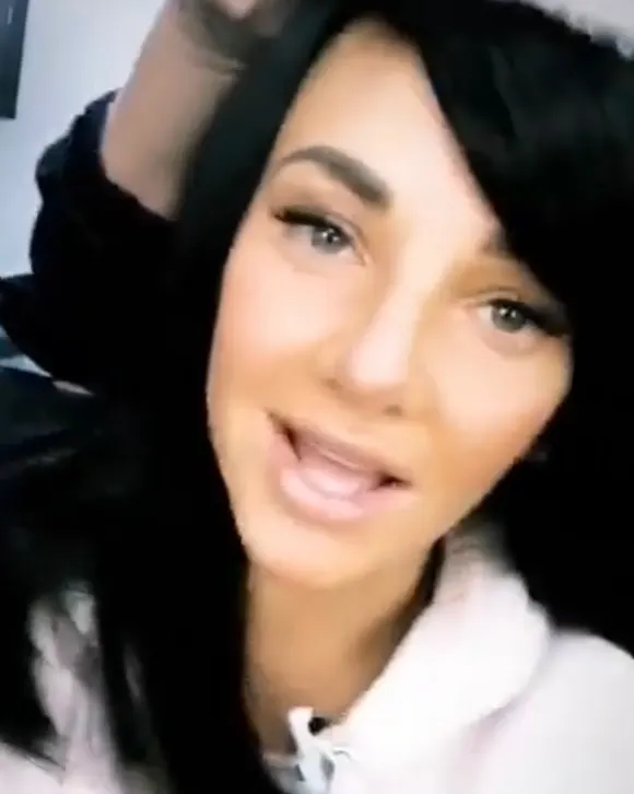 evelyn burdecki schwarze haare