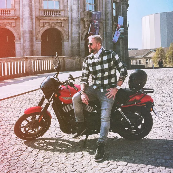 Felix von Jascheroff mit hellen Haaren