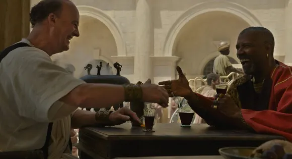 Tim McInnerny und Denzel Washington in "Gladiator II"