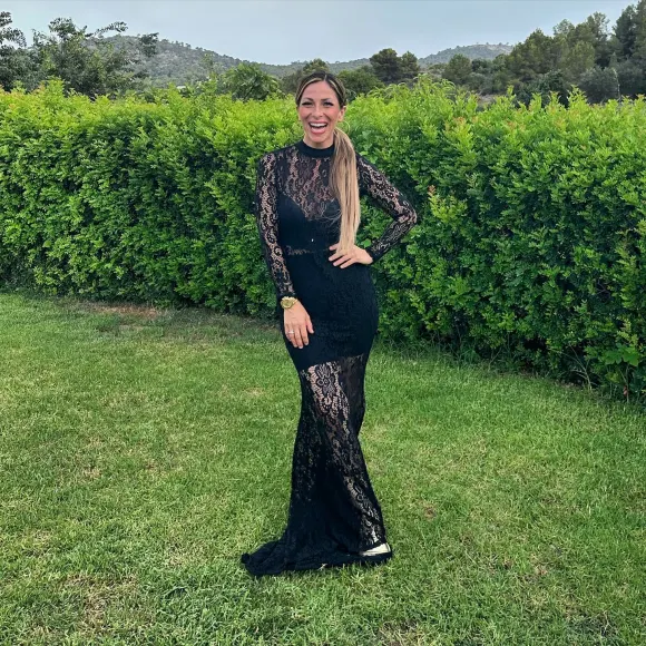 Gülcan Kamps im durchsichtigen Kleid