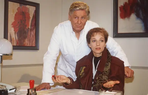 Günter Pfitzmann und Mareike Carrière in der Kult-Serie „Praxis Bülowbogen“