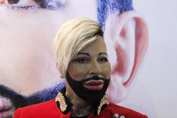 Harald Glööckler half seiner Jugendlichkeit ein wenig nach