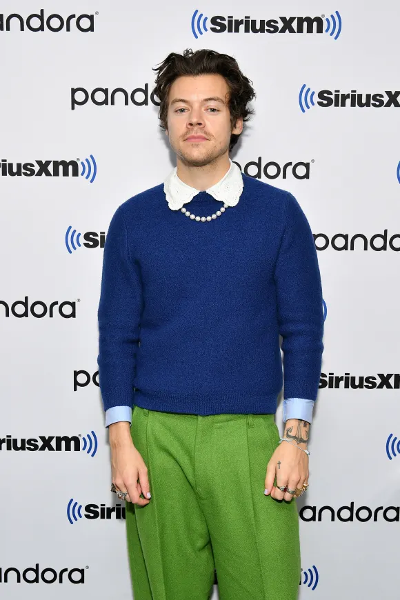 harry styles outfit perlenkette