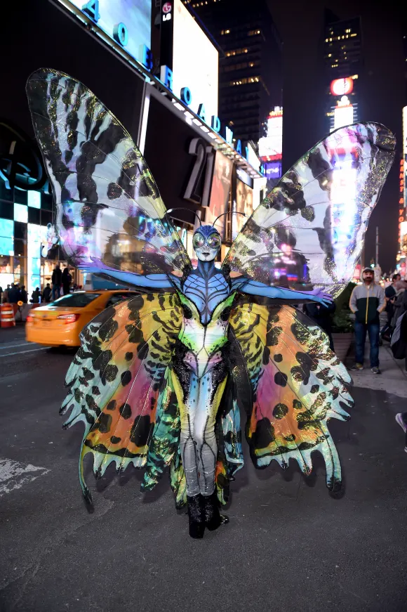 Heidi Klum am Halloween 2014 als überdimensionales Insekt