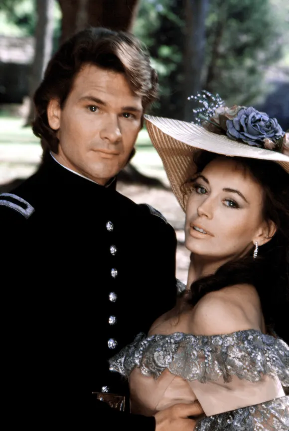 Patrick Swayze und Lesley-Anne Down in „Fackeln im Sturm“