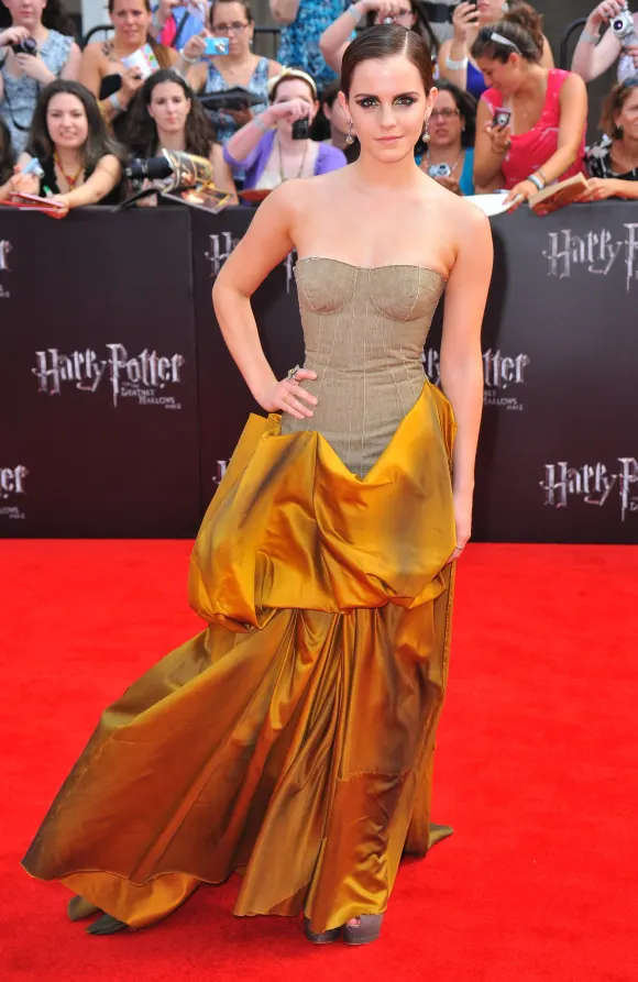 Emma Watson (in einem Kleid von Bottega Veneta) bei der Ankunft zur Nordamerika-Premiere von Harry Potter und die Heiligtümer des Todes - Teil 2 in der Avery Fisher Hall im Lincoln Center, New York, NY, 11. Juli 2011. Foto: Gregorio T. Binuya/Everett Collection (Gregorio T.