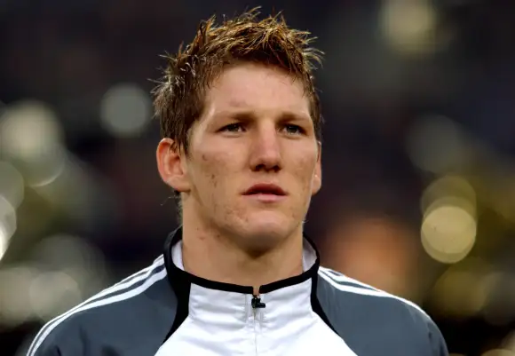 Bastian Schweinsteiger während der Nationalhymne beim Fußball Länderspiel