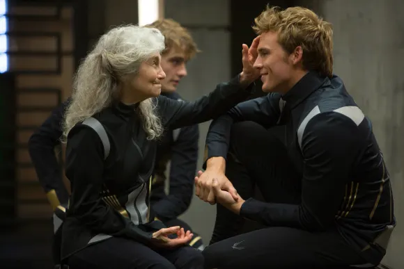 Lynn Cohen und Sam Claflin in „The Hunger Games“