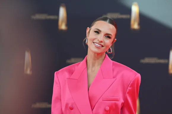 Moderatorin Laura Wontorra bei der Verleihung des Deutschen Fernsehpreis in Köln 2025