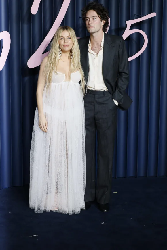 Sienna Miller bei den Fashion Awards 2025 an der Seite ihres Partners Oli Green