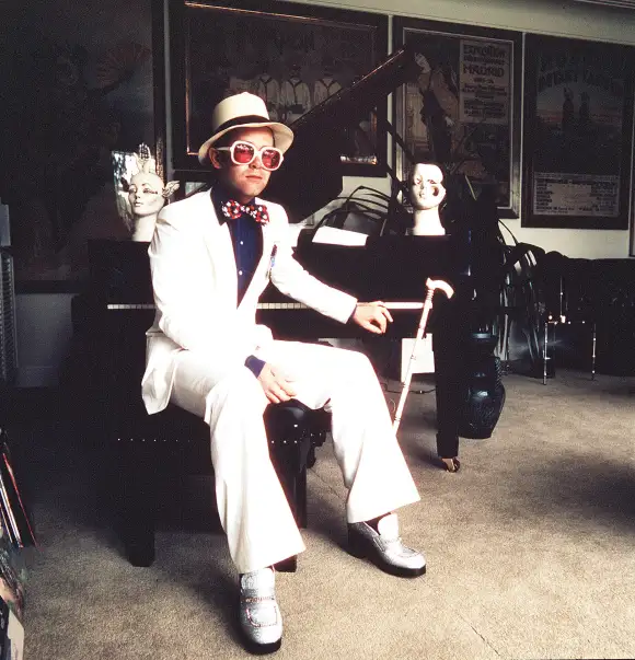 Elton John in einem seiner legendären Kostüme